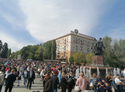 Большая тусовка у фонтана  «Искусство» на набережной Волгограда оказалась под угрозой срыва из-за дождя