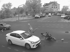Байкера кувыркнуло с подбросом в ДТП с иномаркой на шоссе Авиаторов