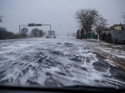 Трассы Волгоградской области чистят от снега спецтехникой