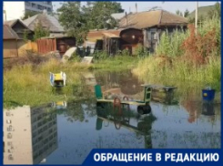 Прорывы гнилой трубы 10 лет превращают в болото частный сектор Волгограда