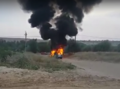 Под Волгоградом хозяин снял на видео горевший ВАЗ-2106
