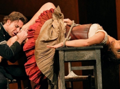 В Волгограде Кармен разденут и облачат в сетку 