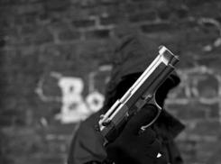 Трое парней с пистолетом похитили у волгоградца 2,5 тысячи и телефон