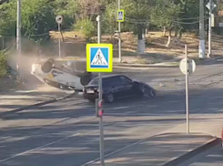 Приземление иномарки на крышу попало на видео на оживленной магистрали Волгограда