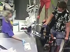 На видео попал мошенник, устроивший подмену ценников в гипермаркете Волгограда