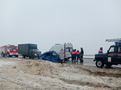 Ребенок и двое взрослых пострадали на заснеженной дороге под Волгоградом