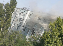 Жильцы надышались едким дымом, а хозяйка чудом спаслась: сильный пожар тушили в квартире в Волгограде