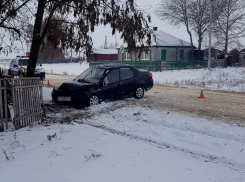 Водитель на Datsun влетел в забор из-за снегопада в Урюпинске