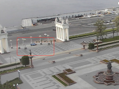 Волгоградец на Toyota проехался по лестнице центральной набережной: видео