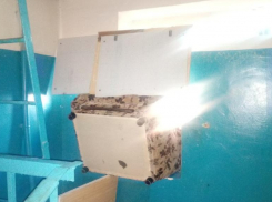 Нанотехнологии от управляющих компаний: в Волжском вместо нового стеклопакета установили кресло