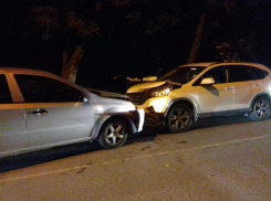  В Волгограде на узкой улице не разъехались седан и кроссовер