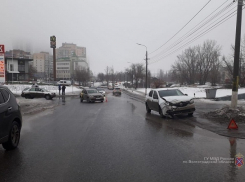 Два Renault Logan не поделили дорогу в центре Волгограда: 5-летний ребенок в больнице