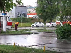 Встали троллейбусы, утонули трамваи: фото и видео потопа в Волгограде