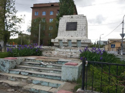 Это праздник с разрушением на глазах, - активист о жутком состоянии братской могилы в Волгограде