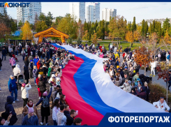 100-метровый флаг и забег в народных костюмах: как отпраздновали День народного единства в Волгограде 