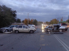 В Волжском в ДТП столкнулось 4 автомобиля:4 пострадали, в том числе 2 ребенка
