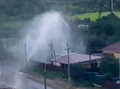 На севере Волгограда в преддверии Дня ВДВ забил девятиметровый фонтан