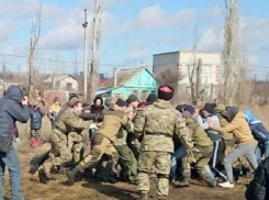 Казаки Волгограда вышли на стеношные бои, провожая Масленицу