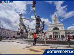 Умотанные как мумии фигуры детей подвесили в центре Волгограда 