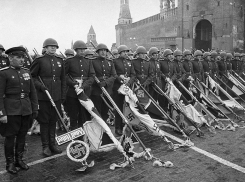 Провести парад Победы, как в 1945 году, 24 июня, предложил волгоградский активист