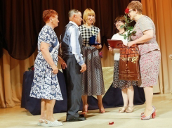 В Волгограде наградили медалями 35 пар с 25-летним супружеским стажем 