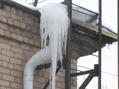 «В подъезд страшно зайти, беспокоюсь за детей»: сосульки-гиганты пугают жителей Волгограда