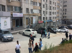 Жители 11-этажного дома на улице Еременко самоэвакуируются из-за утечки газа 