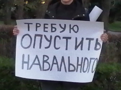 Странный парень на акции в центре Волгограда требовал опустить Навального