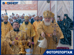 Випы – в храме, волгоградцы – за оградой: как прошло освящение собора Александра Невского 