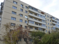 Мужчина сорвался с высоты на козырек детского сада в центре Волгограда 