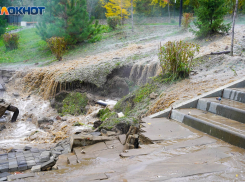 Загрязненную фекальными стоками землю вывезли к Волге в Волгограде
