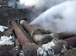 В Дзержинском районе Волгограда вновь прорвало трубу