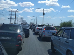 Дикая пробка на ГЭС заставляет волгоградцев нарушать правила