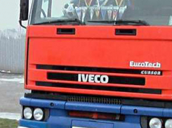 Из-за лихача на фуре Iveco погиб 51-летний водитель Lada Priora под Волгоградом 