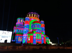 Волгоградцы назвали цирком лазерное шоу на стенах храма Александра Невского 