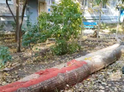 Теплотрассу на юге Волгограда «залатали» при помощи старых ковров: шок-видео