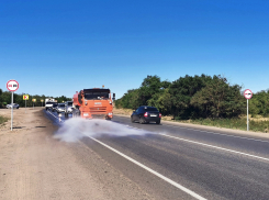Трассы Волгоградской области заливают водой из-за экстремальной жары