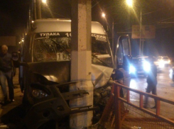 На севере Волгограда маршрутка протаранила столб: есть пострадавшие