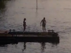 Пьяные иностранные туристы устроили утренние купания на набережной Волгограда