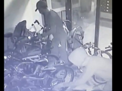 Кража трех велосипедов в ЖК «Маяк» в Волгограде попала на видео