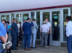 Дежурит скорая и раздают воду: что творится перед встречей губернатора с волгоградской элитой