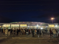 Толпу у «Волгоград Арены» перед концертом Басты сняли на видео