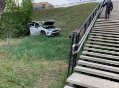 В Волгограде в реанимации спасают ребенка из слетевшей с моста Toyota