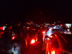 Место продают за 150 тысяч, толпы стоят на обочине: километровые очереди на границе с Казахстаном волгоградцы сняли на видео