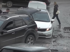 Провалившаяся под асфальт иномарка попала на видео в Волгограде