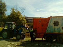 В центре частного сектора на севере Волгограда выросла гора мусора 