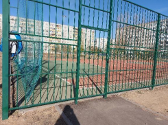 Дети бегают вокруг: показушная спортплощадка в школе возмутила волгоградку