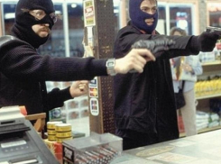 Вооруженные «взрывчаткой» и пистолетом двое друзей напали на «Империю цен» в Волгограде