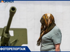 Люди в накомарниках: как волгоградцы спасаются от мошки на улицах города — в объективе фотографа 