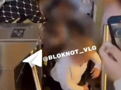 Пугающую давку при эвакуации из школы в Волгограде сняли на видео